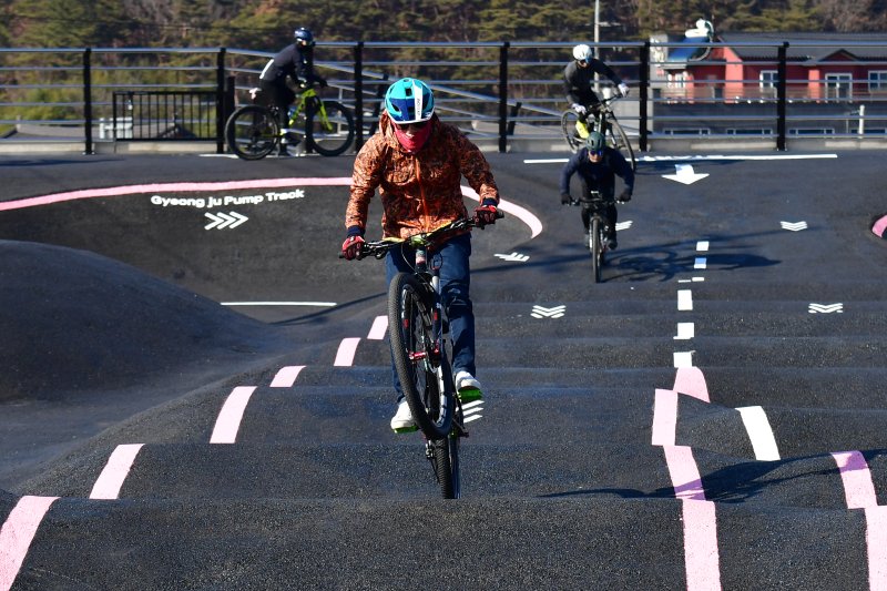 14일 경북 경주시 천북면 자전거 펌프트랙에서 자전거 동호인들이 울퉁불퉁한 코스를 질주하고 있다. .2024.1.14/뉴스1 ⓒ News1 최창호 기자