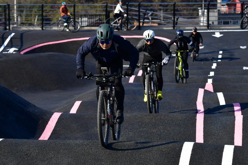 14일 경북 경주시 천북면 자전거 펌프트랙에서 대구겁쟁이페달 동호인들이 울퉁불퉁한 코스를 줄지어 달리고 있다. 2024.1.14/뉴스1 ⓒ News1 최창호 기자
