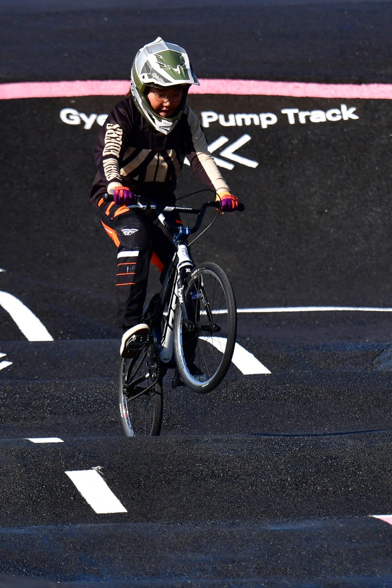 14일 경북 경주시 천북면 자전거 펌프트랙에서 어린이가 울퉁불퉁한 코스를 묘기에 가까운 실력으로 질주하고 있다..2024.1.14/뉴스1 ⓒ News1 최창호 기자