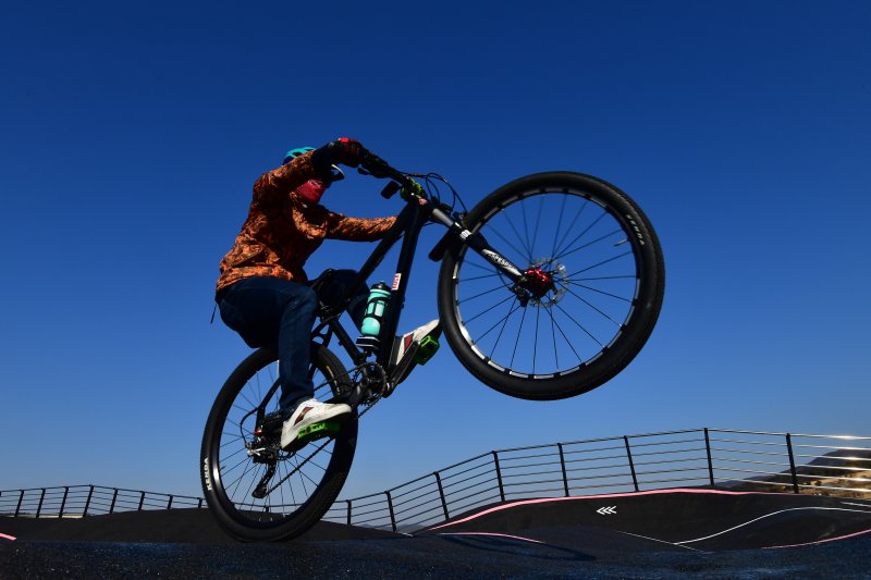 14일 경북 경주시 천북면 자전거 펌프트랙에서 자전거 동호인이 코스를 질주하고 있다. .2024.1.14/뉴스1 ⓒ News1 최창호 기자