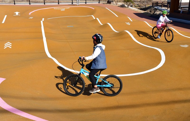 14일 경북 경주시 천북면 자전거 펌프트랙에서 어린이들이 울퉁불퉁한 코스를 질주하고 있다. 2024.1.14/뉴스1 ⓒ News1 최창호 기자