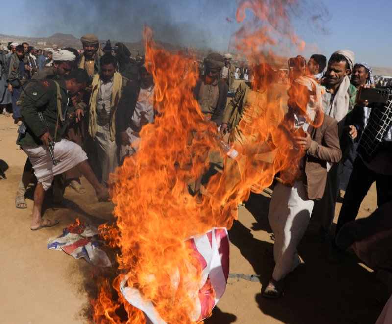 지난 14일(현지시간) 예멘 사나 인근에서 후티 반군 지지자들이 미국과 영국의 국기를 불태우고 있다.로이터뉴스1