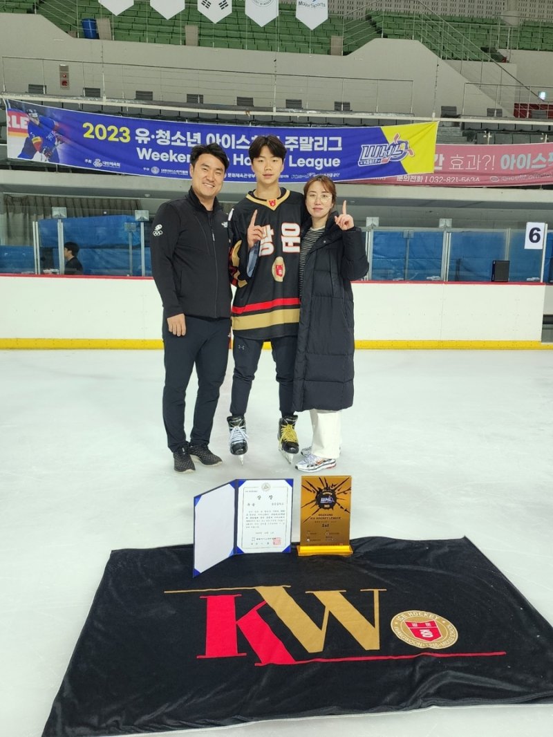 이경영 사무처장(왼쪽)과 이동근 가족 [이동근 아버지 이경영 대한루지경기연맹 사무처장 제공. 재판매 및 DB 금지]