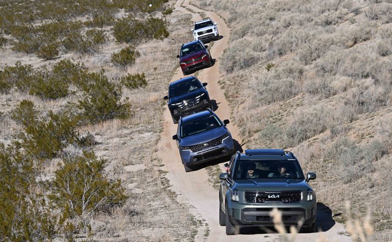 미국 캘리포니아에 위치한 현대차·기아 모하비 주행시험장에서 SUV 차량들이 주행하고 있다. 현대차그룹 제공