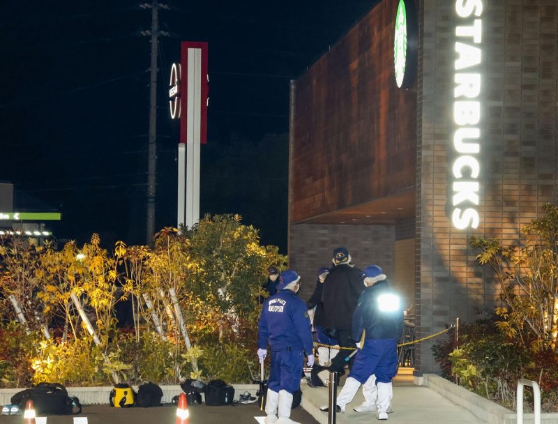 14일 밤 에히메현의 카페에서 발생한 총격 사건 현장에 출동해 수사 중인 일본 경찰./사진=연합뉴스