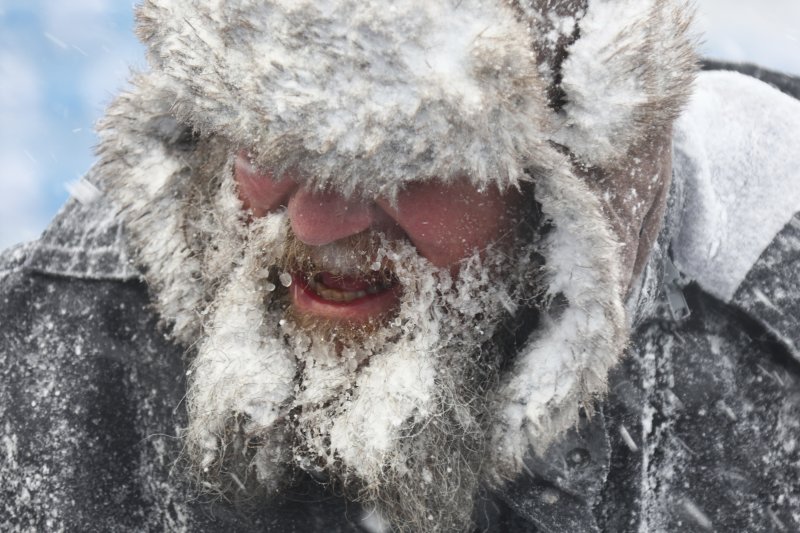 14일(현지시간) 미국 뉴욕 하이마크 스타디움에서 제설작업 중인 한 근로자의 얼굴에 얼음이 맺혀 있다. /사진=뉴시스