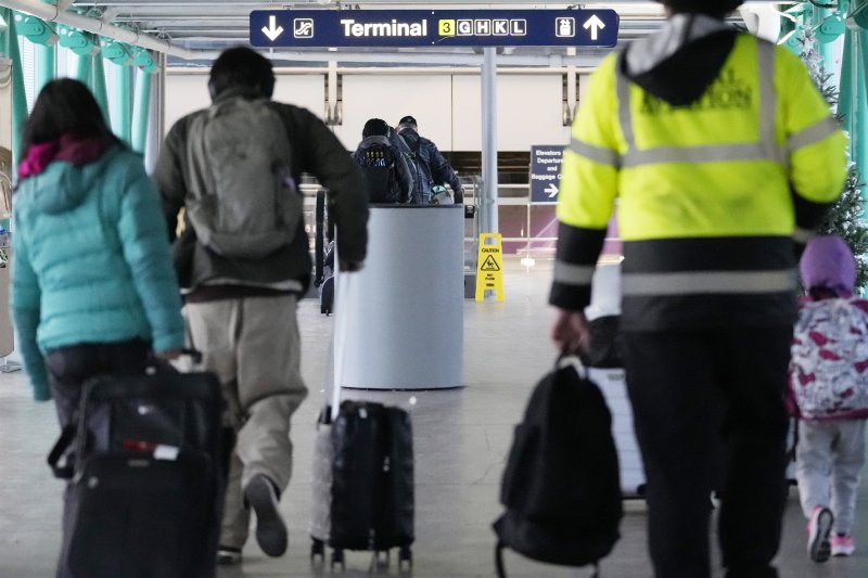[시카고=AP/뉴시스] 14일(현지시간) 미국 시카고 오헤어 국제공항에서 여행객들이 이동하고 있다. 이날 시카고 공항에서는 폭설과 강풍 영향으로 70여 편이 결항됐다. 2024.01.15.