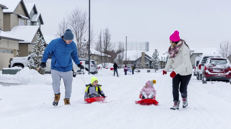 [아이다호=AP/뉴시스] 14일(현지시간) 미국 아이다호에서 어린이들이 썰매를 타고 있다. 2024.01.15.