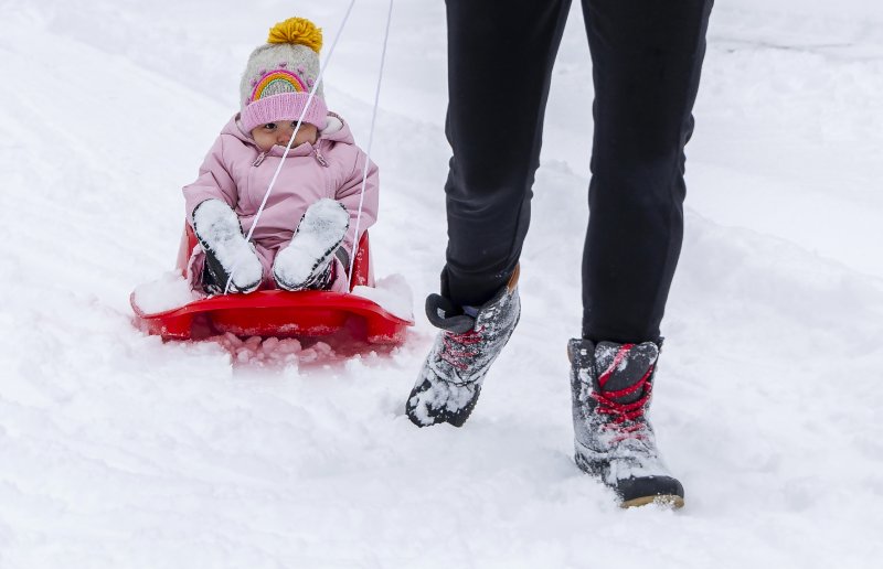 [아이다호=AP/뉴시스] 14일(현지시간) 미국 아이다호에서 한 어린이가 썰매를 타고 있다. 2024.01.15.