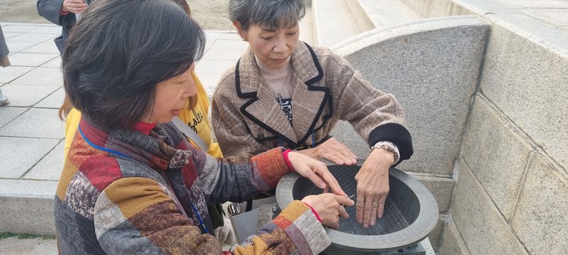 해설사와 시각장애인 해설참가자가 참여한 창덕궁 해시계 촉각체험. 문화재청 제공