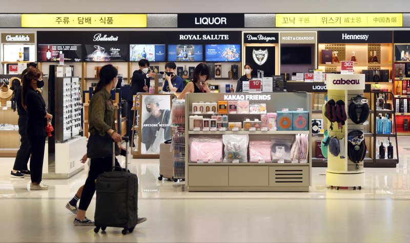 서울 강서구 김포공항 국제선 청사에서 승객이 면세점을 이용하고 있다. /사진=뉴스1