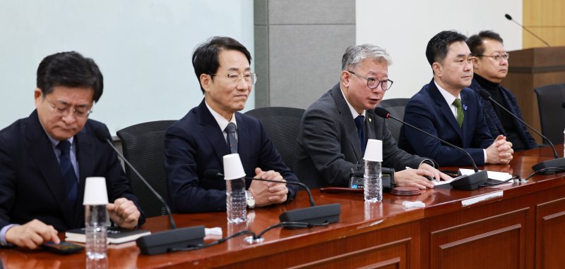 [서울=뉴시스] 고범준 기자 = 조응천 미래대연합 공동 창당준비위원장이 15일 오전 서울 여의도 국회 의원회관에서 열린 미래대연합(가칭) 창당준비위원회 제1차 확대운영회의에서 발언하고 있다. 왼쪽부터 박원석, 이원욱, 조응천, 김종민, 정태근 의원. 2024.01.15. bjko@newsis.com /사진=뉴시스