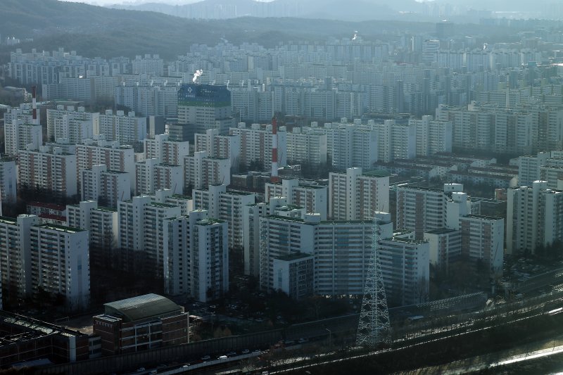 지난 15일 오전 서울시 도봉구의 한 고층빌딩에서 노원구의 아파트 밀집 지역. 뉴스1 제공