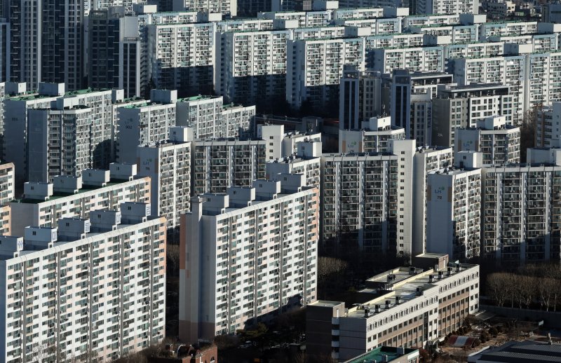 지난 1월 서울 도봉구의 한 고층빌딩에서 노원구의 아파트 밀집 지역이 보이고 있다. 뉴스1
