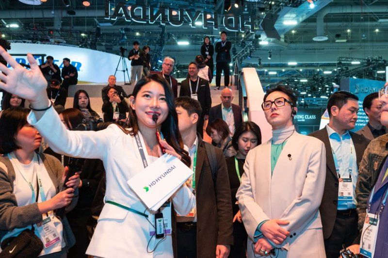 'CES 2024' HD현대 부스를 방문한 지드래곤. 사진=HD현대