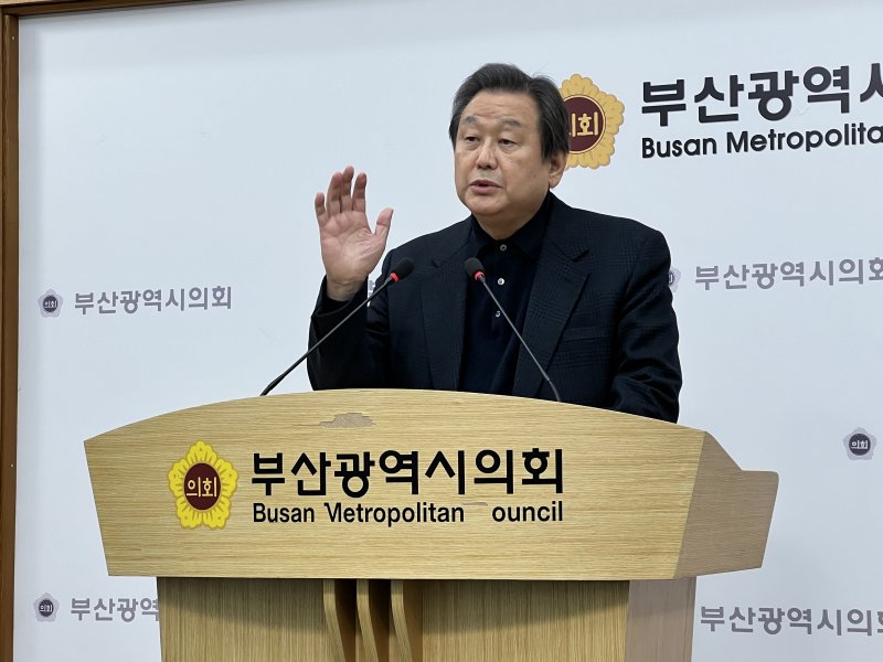 김무성 전 새누리당 대표가 15일 부산시의회 브리핑룸에서 기자회견을 열고 제22대 국회의원 선거에서 부산 중·영도구에 출마한다고 선언했다. 사진=뉴시스