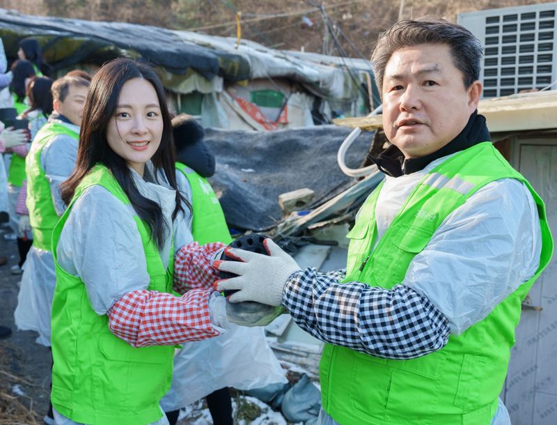 DB손해보험 정종표 사장(오른쪽)과 임직원 및 가족들이 지난 13일 서울시 강남구 구룡마을 일대에서 사랑의 연탄나눔 봉사활동을 펼치고 있다. 사진=DB손보 제공