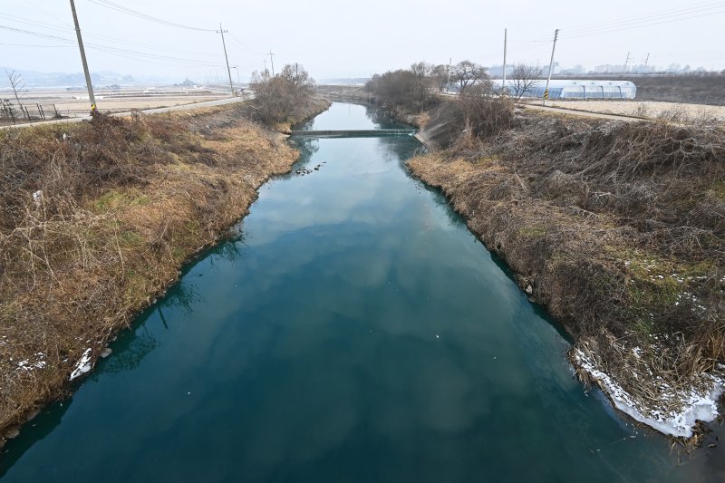 11일 경기도 평택시 청북읍 관리천 일대가 유해화학물질 보관소에서 화재가 발생한 뒤 오염수가 하천으로 유입돼 물감을 들이부은 듯 짙은 파란색으로 변해 있다. 긴급방제 작업이 진행중인 곳은 화성시 양감면과 평택시 청북읍을 잇는 관리천으로 약 7.4km 구간이 오염됐다. 이곳 하천수는 화성시 양감면 소하천을 통해 관리천으로 연결된 뒤 진위천을 거쳐 아산호로 유입된다. 뉴시스