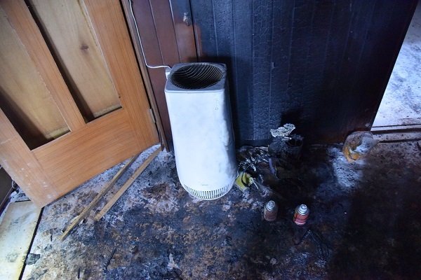 폭발 화재가 발생한 거실에 있던 벌레 전기 퇴치기. 사진=대구서부소방서 제공, 뉴시스
