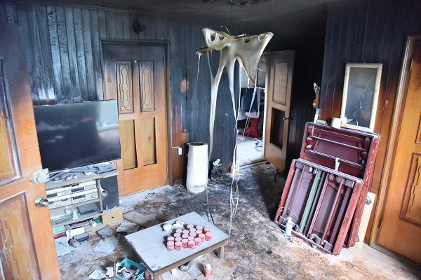 11일 오전 11시17분께 대구 서구 중리동 한 단독주택 거실에서 폭발을 동반한 화재가 발생했다. 사진=대구서부소방서 제공, 뉴시스