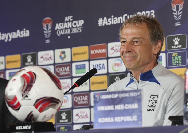 [도하(카타르)=뉴시스] 김근수 기자 = 2023 AFC 카타르 아시안컵에 출전하는 대한민국 축구대표팀 위르겐 클린스만 감독이 14일(현지시간) 카타르 도하 미디어 메인 센터(MMC)에서 열린 공식 기자회견에 참석해 있다. 위르겐 클린스만 감독이 이끄는 대표팀은 오는 15일 E조 조별리그 첫 경기인 바레인전을 시작으로 20일 요르단, 25일 말레이시아와 경기를 치른다. 2024.01.14. ks@newsis.com