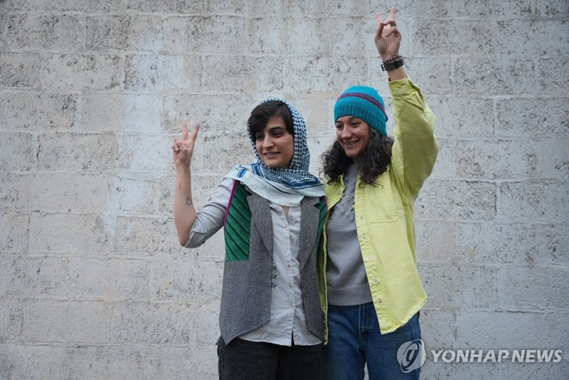14일(현지시간) 보석으로 풀려난 닐루파르 하메디(오른쪽), 엘라헤흐 모함마디 등 이란 여성 언론인 2명. This picture taken and released by the Sharq News Online on January 14, 2024, shows Iranian journalists Niloufar Hamedi (R) and Elaheh Mohammadi (L) flashing the sign of victory after they were released from Evin prison on bail in Tehran. I