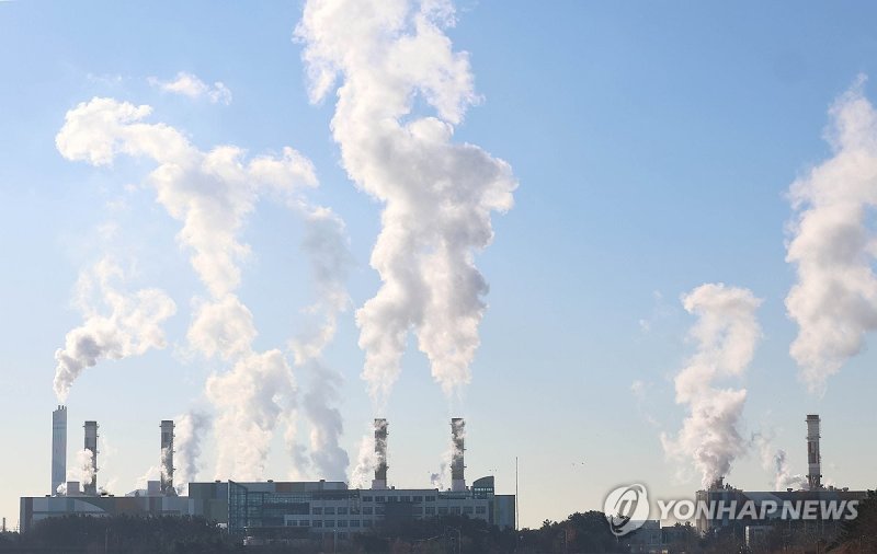 한파에 수증기 내뿜는 발전소 굴뚝 한파에 수증기 내뿜는 발전소 굴뚝 (인천=연합뉴스) 임순석 기자 = 한파가 닥친 8일 오전 인천 서구 정서진 아라타워에서 바라본 서인천복합화력발전소 굴뚝에서 수증기가 뿜어져 나오고 있다. 2024.1.8 soonseok02@yna.co.kr (끝)