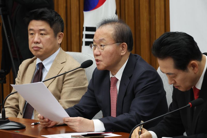 윤재옥 국민의힘 원내대표가 16일 서울 여의도 국회에서 열린 원내대책회의에서 발언하고 있다. 사진=박범준 기자