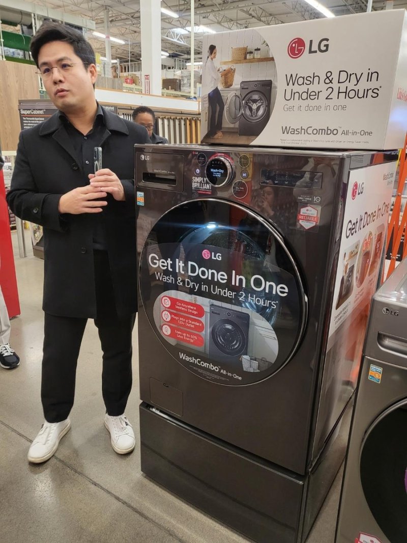 취재진에게 LG 워시콤보에 대해 설명 중인 김대헌 LG전자 팀장 [촬영 장하나]