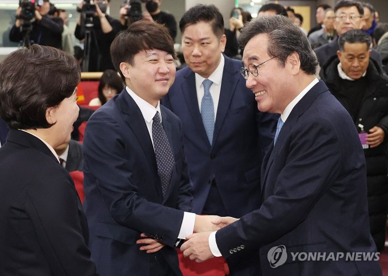 이낙연과 이준석 (서울=연합뉴스) 신준희 기자 = 신당 창당을 추진 중인 이준석 전 국민의힘 대표와 이낙연 전 더불어민주당 대표(오른쪽)가 9일 국회 의원회관에서 열린 한국의희망 양향자 대표 출판기념회에서 인사하고 있다. 2024.1.9 hama@yna.co.kr (끝)