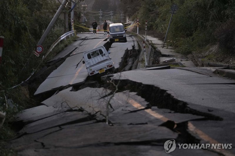 새해 첫날 일본 노토반도에서 발생한 강진으로 도로가 무너졌다. 연합뉴스