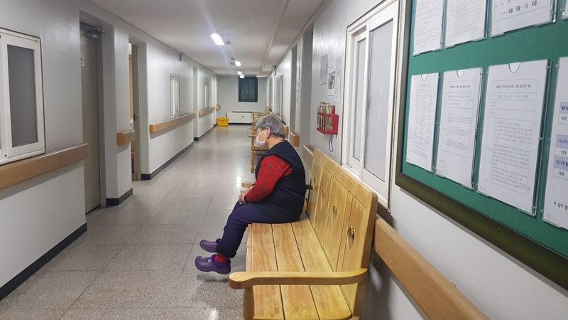 노숙인 시설인 '은혜의집'에서 생활하는 한 여성 노숙인이 의자에 앉아있다./사진=김수연 기자