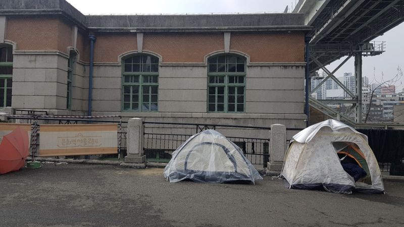 서울역 한구석에 있는 텐트 안에 거리 노숙인들이 살고 있다. /사진=김수연 기자
