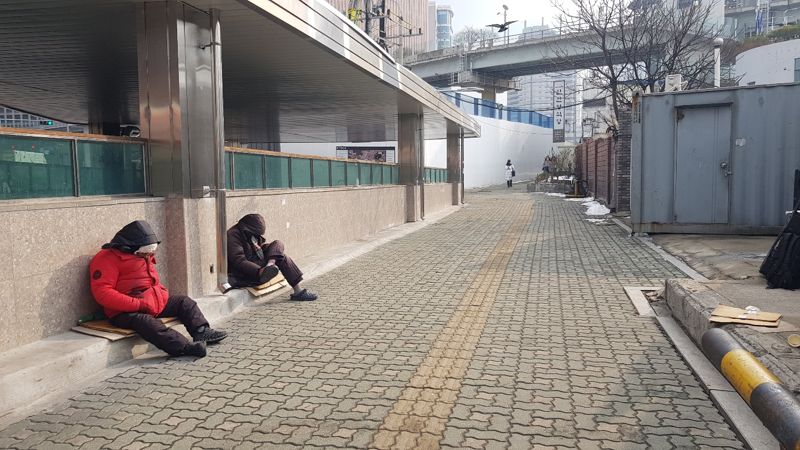 서울역에서 생활하는 거리 노숙인들이 추운 날씨 속에 길거리에서 잠을 청하고 있다. /사진=김수연 기자