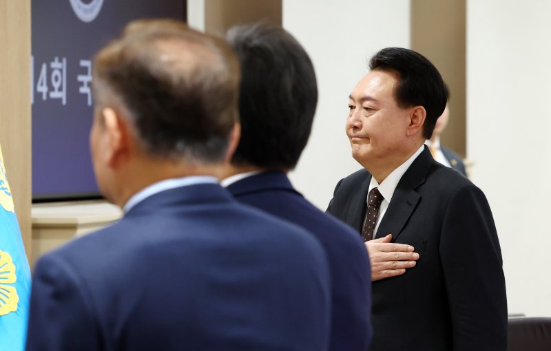 윤석열 대통령이 16일 서울 용산 대통령실 청사에서 열린 국무회의에서 국기에 경례하고 있다. [대통령실통신사진기자단] 연합뉴스