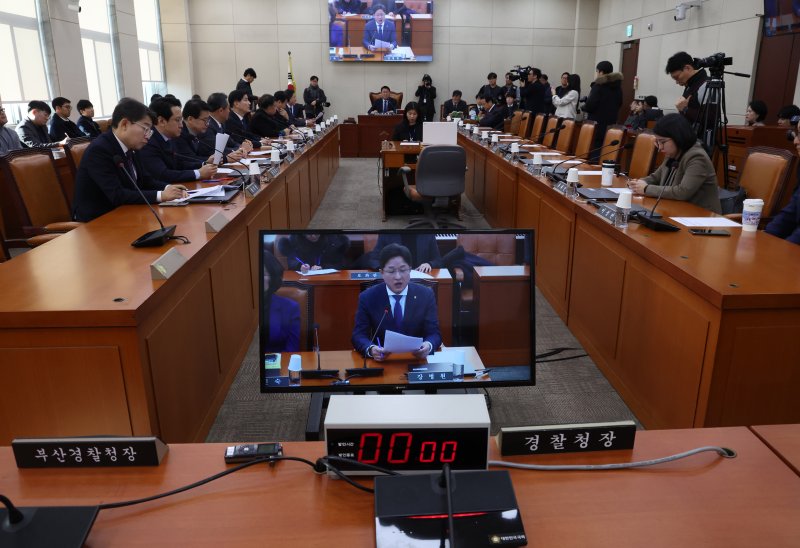 16일 국회에서 이재명 더불어민주당 대표 피습 사건과 관련해 경찰의 축소·은폐 의혹을 규명하기 위해 열린 행정안전위원회 전체회의가 여당 의원들과 경찰청장이 불참한 가운데 열리고 있다. 뉴스1