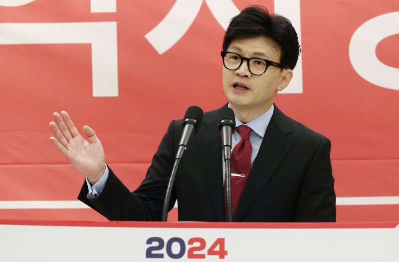 인천 상륙한 韓 '국회의원 50명 줄이자' 파격 제안으로 민주당 압박