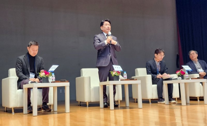 토론하는 육동일 세종시 지방시대위 위원장(왼쪽) [독자 제공. 재판매 및 DB 금지]