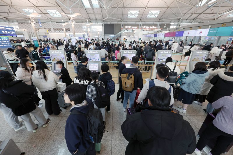 [인천공항=뉴시스] 조성우 기자 = 인천국제공항의 하루 이용객 수가 코로나19 이후 4년 만에 20만 명을 넘어섰다. 인천공항공사에 따르면 지난 14일 인천공항의 일일 여객이 20만2554명으로 잠정 집계했다. 이는 코로나19 펜데믹 영향으로 인천공항의 이용객이 20만 명 이하로 떨어진 지난 2020년1월27일(20만948명) 이후 만 4년 만이다. 16일 오후 인천국제공항 제1여객터미널 출국장에서 공항 이용객이 탑승수속을 하고 있다. 2024.01.16. xconfind@newsis.com