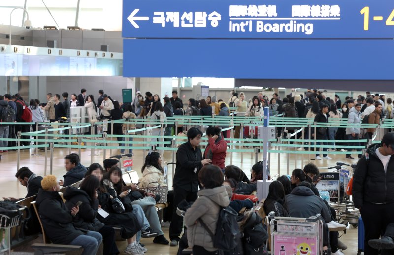 [인천공항=뉴시스] 조성우 기자 = 인천국제공항의 하루 이용객 수가 코로나19 이후 4년 만에 20만 명을 넘어섰다. 인천공항공사에 따르면 지난 14일 인천공항의 일일 여객이 20만2554명으로 잠정 집계했다. 이는 코로나19 펜데믹 영향으로 인천공항의 이용객이 20만 명 이하로 떨어진 지난 2020년1월27일(20만948명) 이후 만 4년 만이다. 16일 오후 인천국제공항 제1여객터미널 출국장이 공항 이용객들로 북적이고 있다. 2024.01.16. xconfind@newsis.com