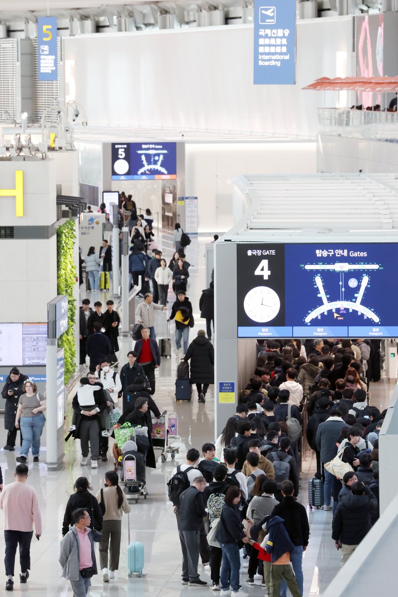 [인천공항=뉴시스] 조성우 기자 = 인천국제공항의 하루 이용객 수가 코로나19 이후 4년 만에 20만 명을 넘어섰다. 인천공항공사에 따르면 지난 14일 인천공항의 일일 여객이 20만2554명으로 잠정 집계했다. 이는 코로나19 펜데믹 영향으로 인천공항의 이용객이 20만 명 이하로 떨어진 지난 2020년1월27일(20만948명) 이후 만 4년 만이다. 16일 오후 인천국제공항 제1여객터미널 출국장이 공항 이용객들로 북적이고 있다. 2024.01.16. xconfind@newsis.com
