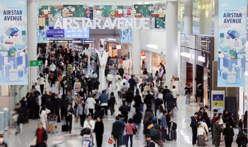 [인천공항=뉴시스] 조성우 기자 = 인천국제공항의 하루 이용객 수가 코로나19 이후 4년 만에 20만 명을 넘어섰다. 인천공항공사에 따르면 지난 14일 인천공항의 일일 여객이 20만2554명으로 잠정 집계했다. 이는 코로나19 펜데믹 영향으로 인천공항의 이용객이 20만 명 이하로 떨어진 지난 2020년1월27일(20만948명) 이후 만 4년 만이다. 16일 오후 인천국제공항 제1여객터미널 면세구역이 인파로 북적이고 있다. 2024.01.16. xconfind@newsis.com