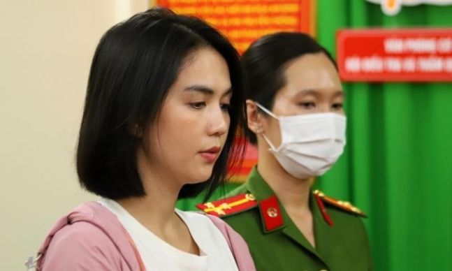 '오토바이 곡예 운전'…베트남 유명 여성 모델, 징역형 위기