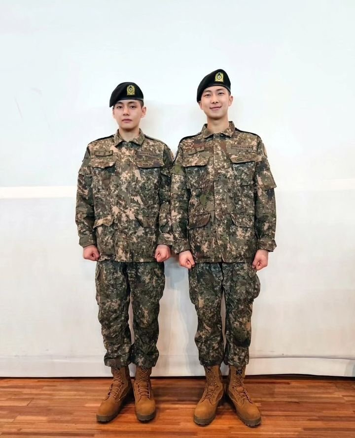 방탄소년단 뷔(왼쪽)와 RM(RM SNS) /사진=뉴스1
