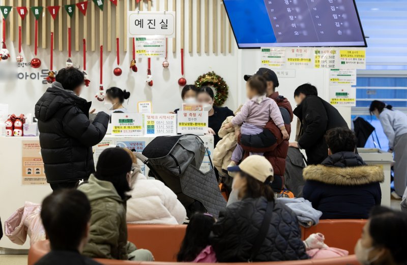 지난 15일 서울의 한 소아청소년과 병원을 찾은 어린이와 부모들이 진료를 기다리고 있다. 연합뉴스