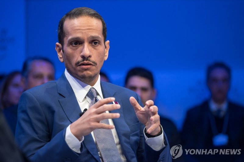 다보스 포럼에 참석한 무함마드 빈 압둘라흐만 알사니 카타르 총리 Qatar's Prime Minister and Foreign Minister Sheikh Mohammed bin Abdulrahman al-Thani speaks during a session of the annual meeting of the World Economic Forum (WEF) in Davos on January 16, 2024. (Photo by Fabrice COFFRINI / AFP)