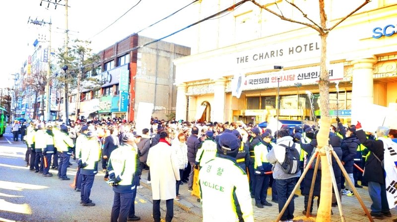 국민의힘 인천시당이 계양구 작전동 카리스호텔에서 진행한 신년인사회에 한동훈 국힘 비상대책위원장이 참여하자 그를 지지하거나 비판하려는 시민 2000여명이 모여들었다. 2024.01.16(독자제공)/뉴스1