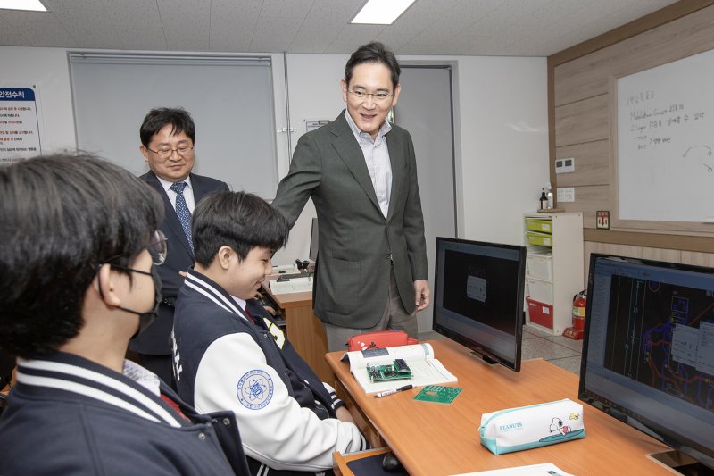 이재용 삼성전자 회장이 지난해 3월 7일 경북 구미시 구미전자공업고등학교를 방문해 수업을 참관하고 학생들과 대화를 나누고 있다. 삼성전자 제공