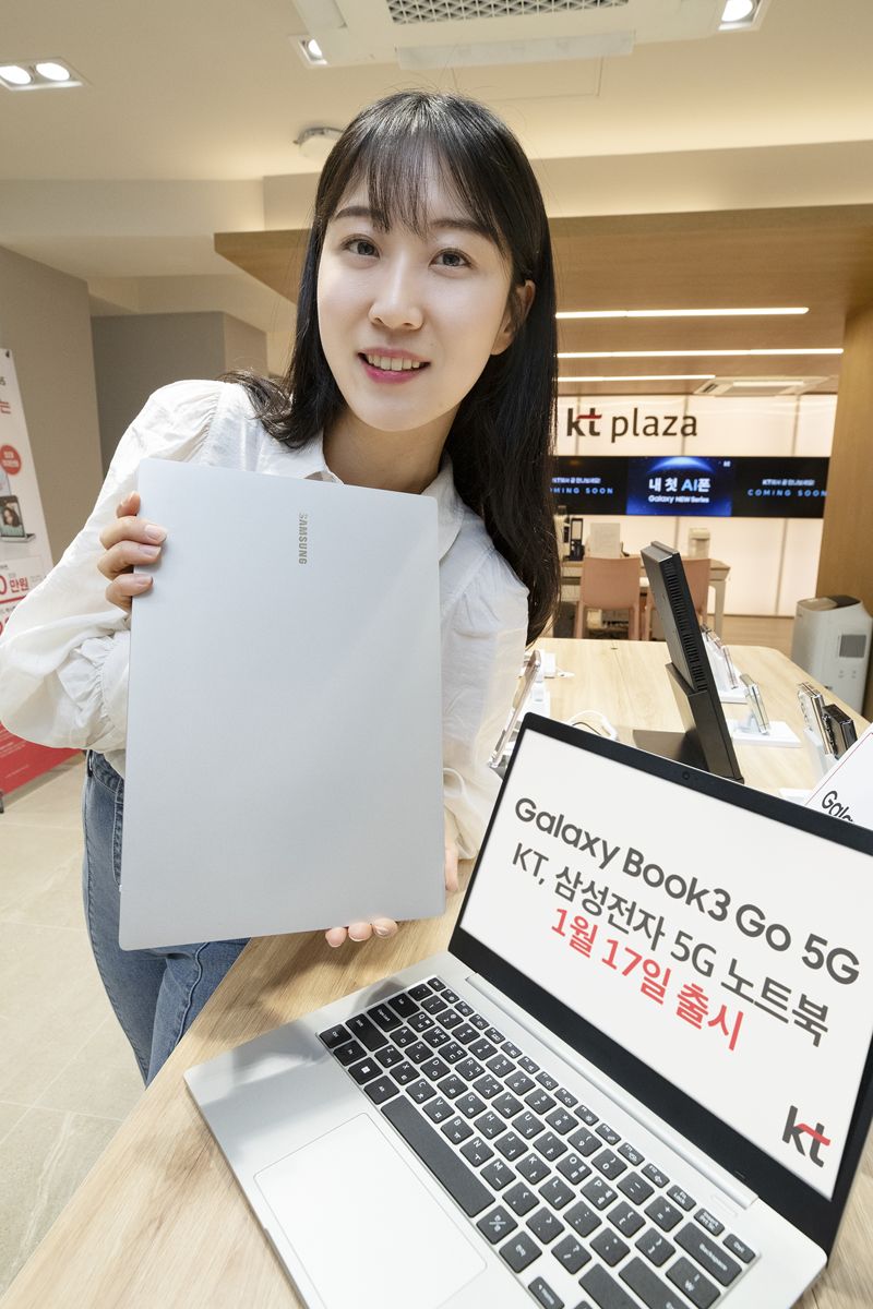 KT 모델이 KT 매장에서 갤럭시북3 GO 5G를 소개하고 있다. KT 제공