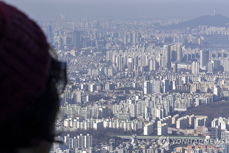 최근 1년간 서울 거주자들의 경기지역 아파트 매매 건수가 38% 가량 증가하는 등 탈서울 현상이 가속화되고 있다. 사진은 경기 광주시 남한산성에 본 서울의 아파트 단지 모습. 연합뉴스